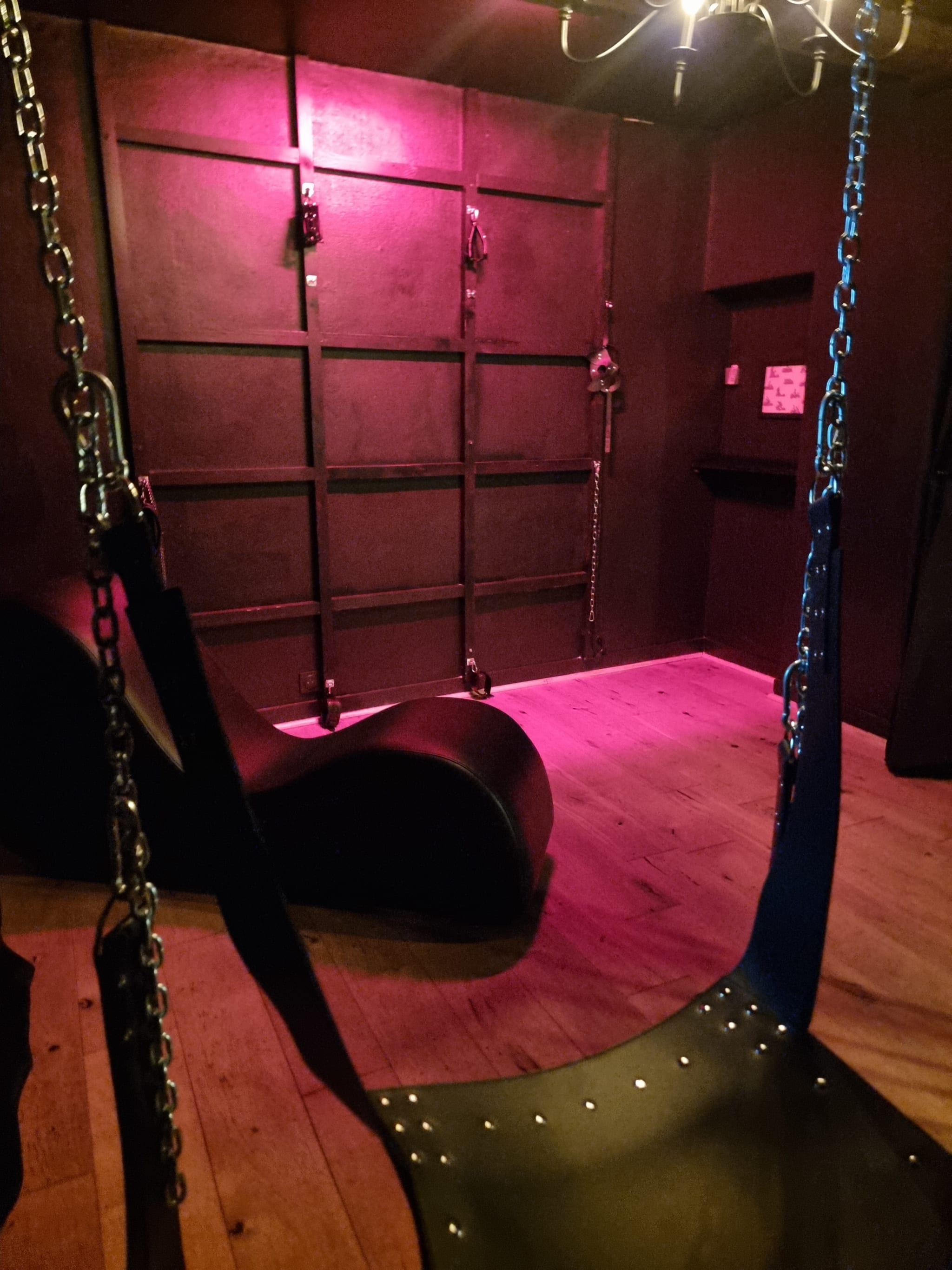 Balançoire érotique & Fauteuil Tantra - Secret Room - La Tropicale - La Bayeuzen