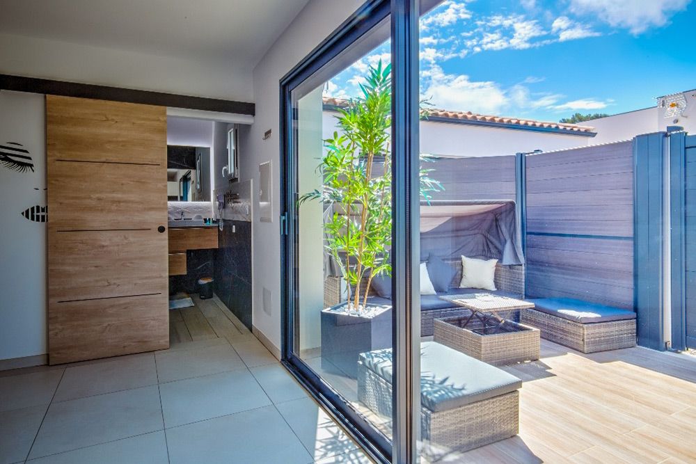 Salle d'eau & Terrasse - La Suite Cupidon - L'Olympe des Sens