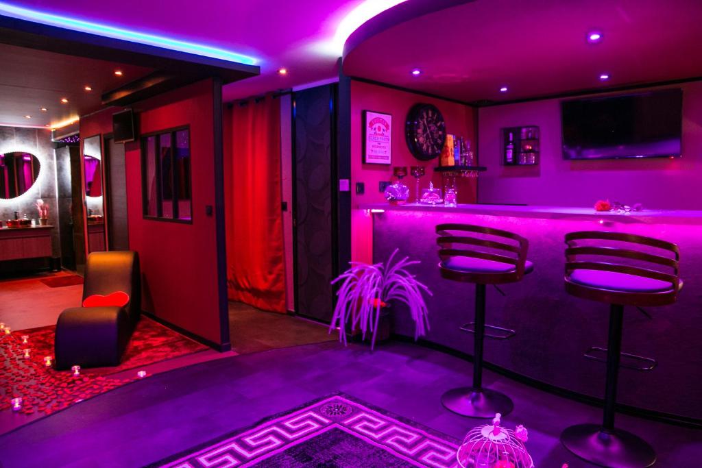 Salon & Bar - Suite Luxueuse - L'Insolite