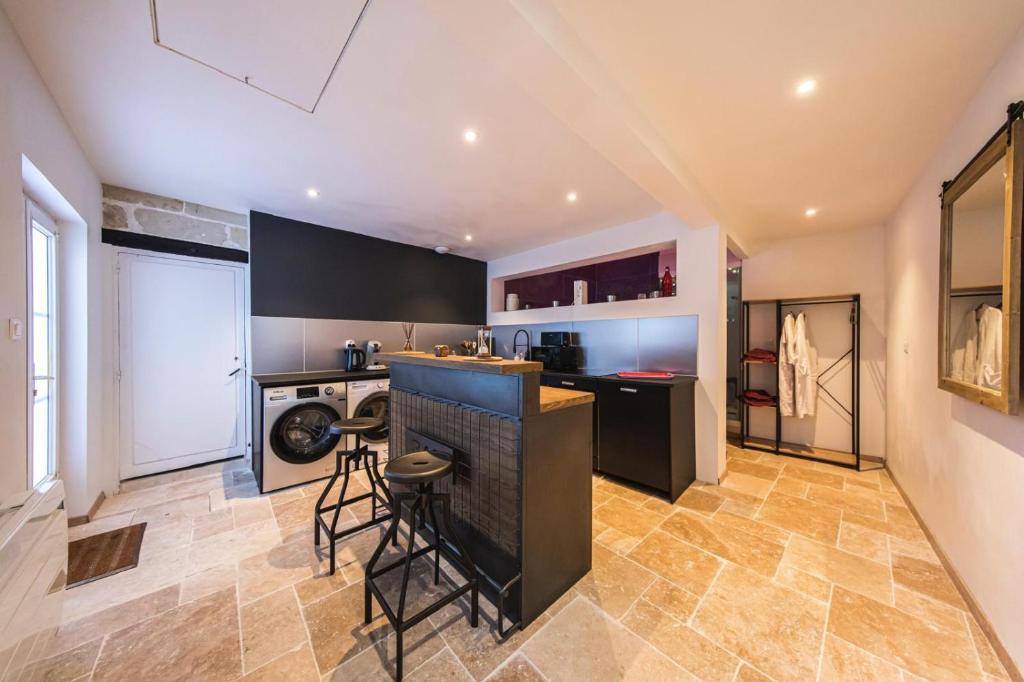 Cuisine & Coin repas - L'Appart'Détente - Love Room Tours