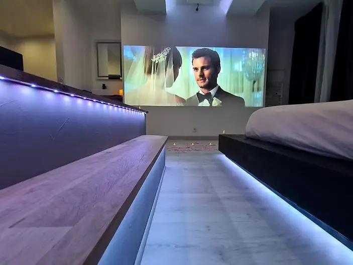 Ecran géant 4K - Suite Wood - Les Suites B Spa 