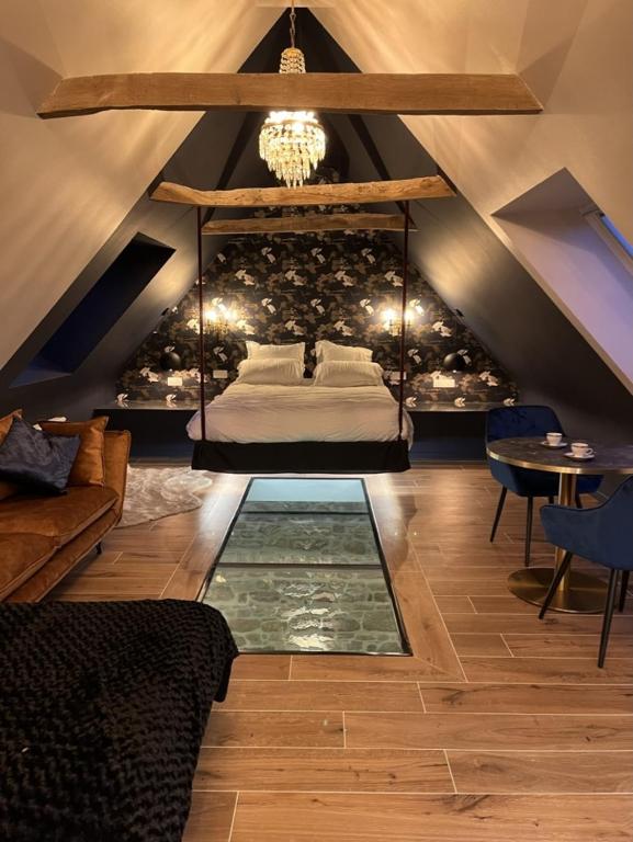 Plancher de verre & Lit suspendu - Amour Amour