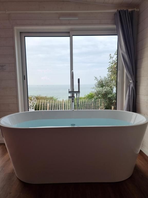 Baignoire Balnéo vue mer - La Mer - La Bayeuzen