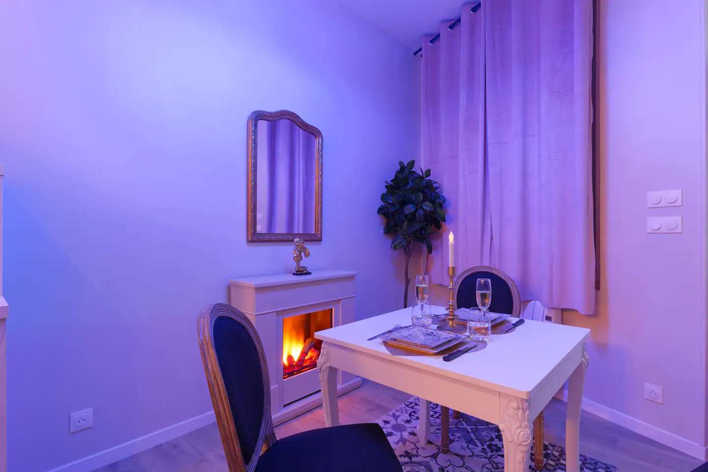 Coin repas avec Cheminée d'ambiance - Suite Nuit d'Amour - Romance SPA Le Havre