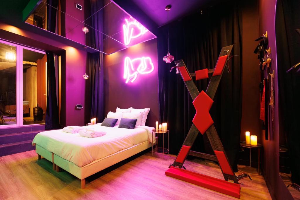 BDSM - Suite Aphrodisia - ambiance interdite - Just For Us