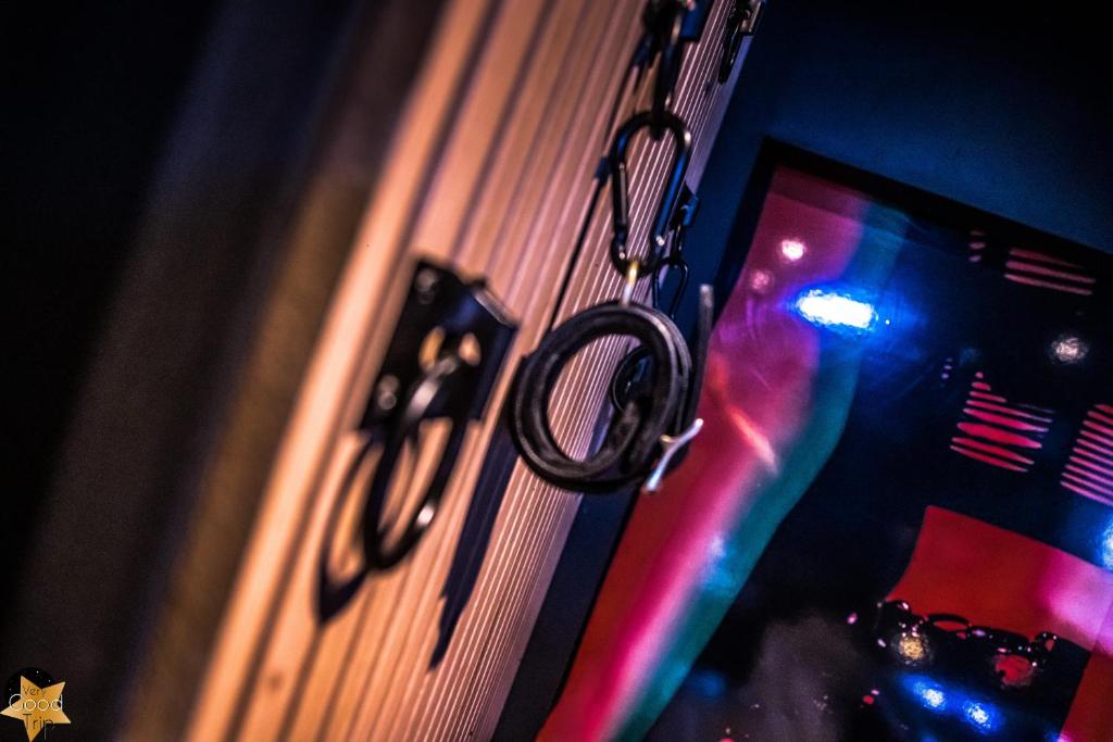 Attaches - Chambre 50 Nuances de Grey - Very Good Trip