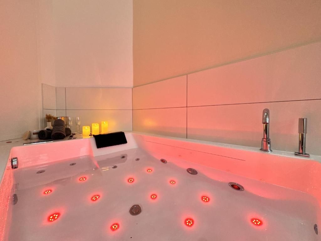 Baignoire Balnéo - Love Room - Notre Chez Vous - Le Mans