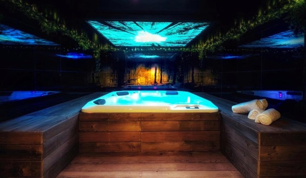 L'Expérience Enchanteresse  à Plélan-le-Grand avec jacuzzi privatif - Chambre romantique pour couple