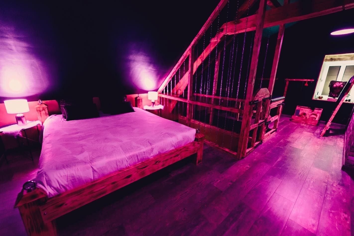 Chambre Ambiance Lumineuse - L'Écrin du Désir - Les Gîtes de Justine