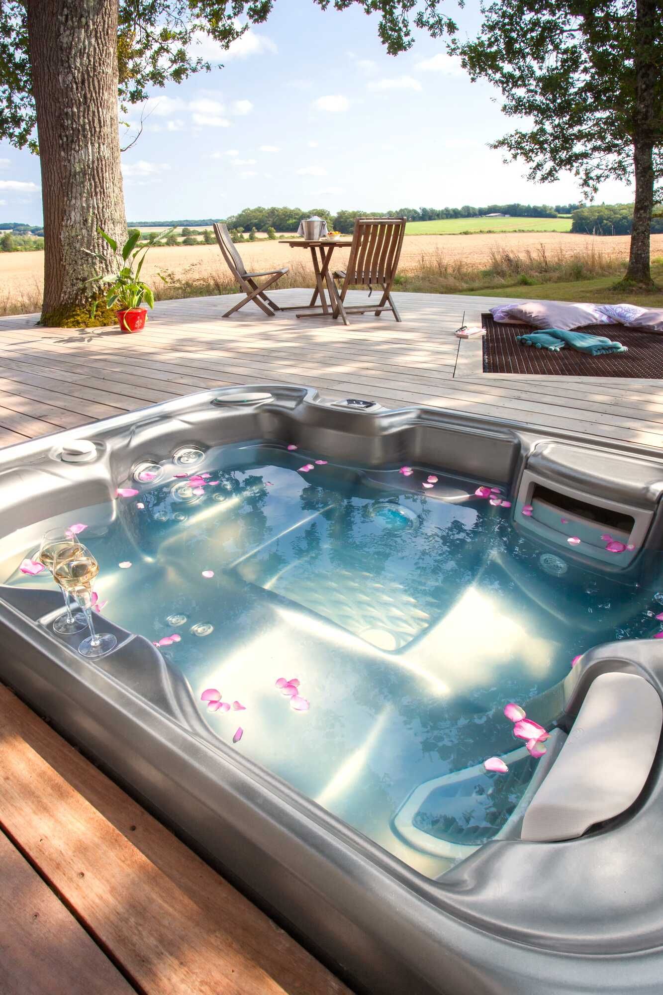 Jacuzzi extérieur - Gîte la Parenthèse - Domaine des Caillots