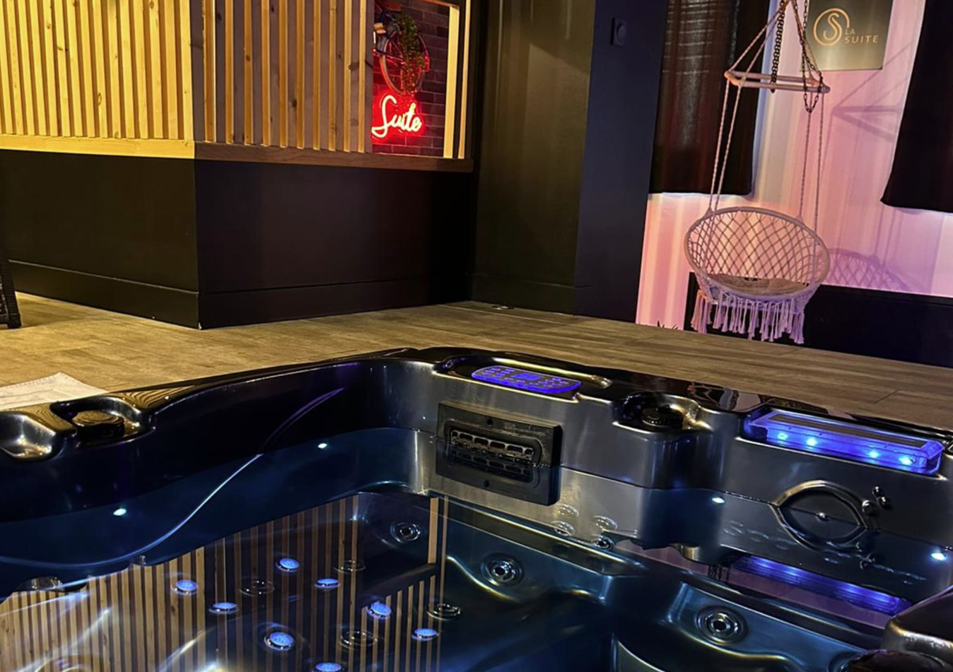 La Suite Grenoble à Saint-Martin-d'Hères avec jacuzzi privatif - Chambre romantique pour couple