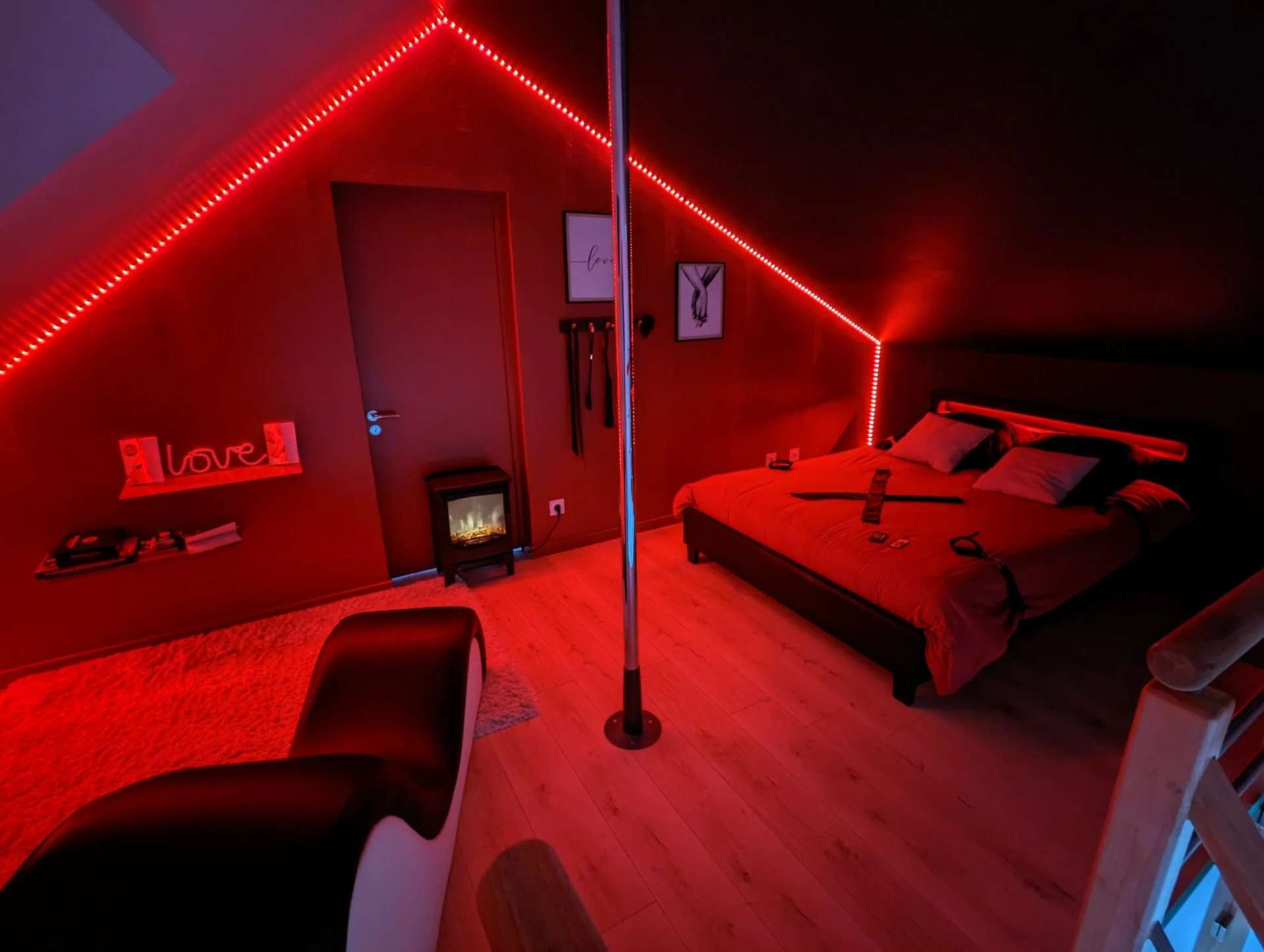 Espace coquin - barre de pole dance - Le Romantik'