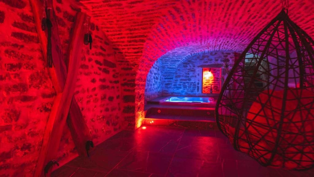 La Reine d'Orel à Besançon avec jacuzzi privatif - Chambre romantique pour couple