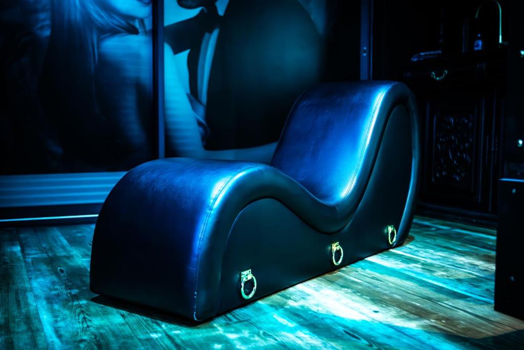 Fauteuil Tantra - Chambre 50 Nuances Plus Sombres - Very Good Trip