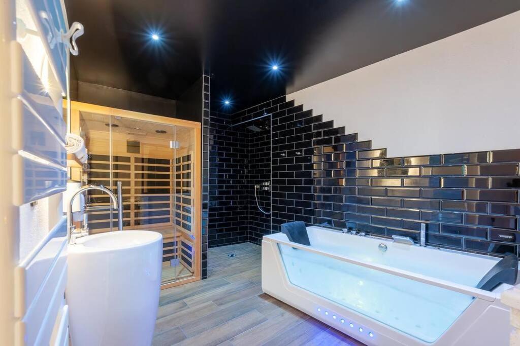 Salle de Bain - Sauna & Baignoire Banéo - Le Baldaquin - La Bayeuzen