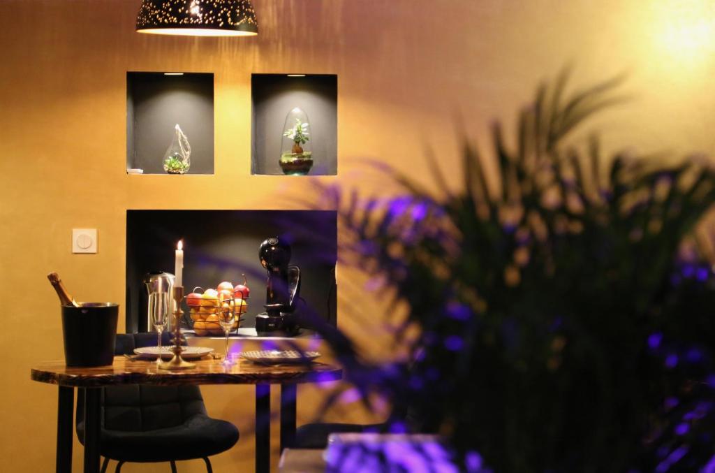 Coin Repas - Love Room Gold - Les Délices Rooms