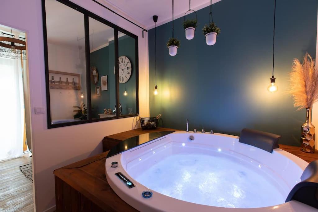 Baignoire Balnéo - L'Expérience Bien-être - Love Appart 21