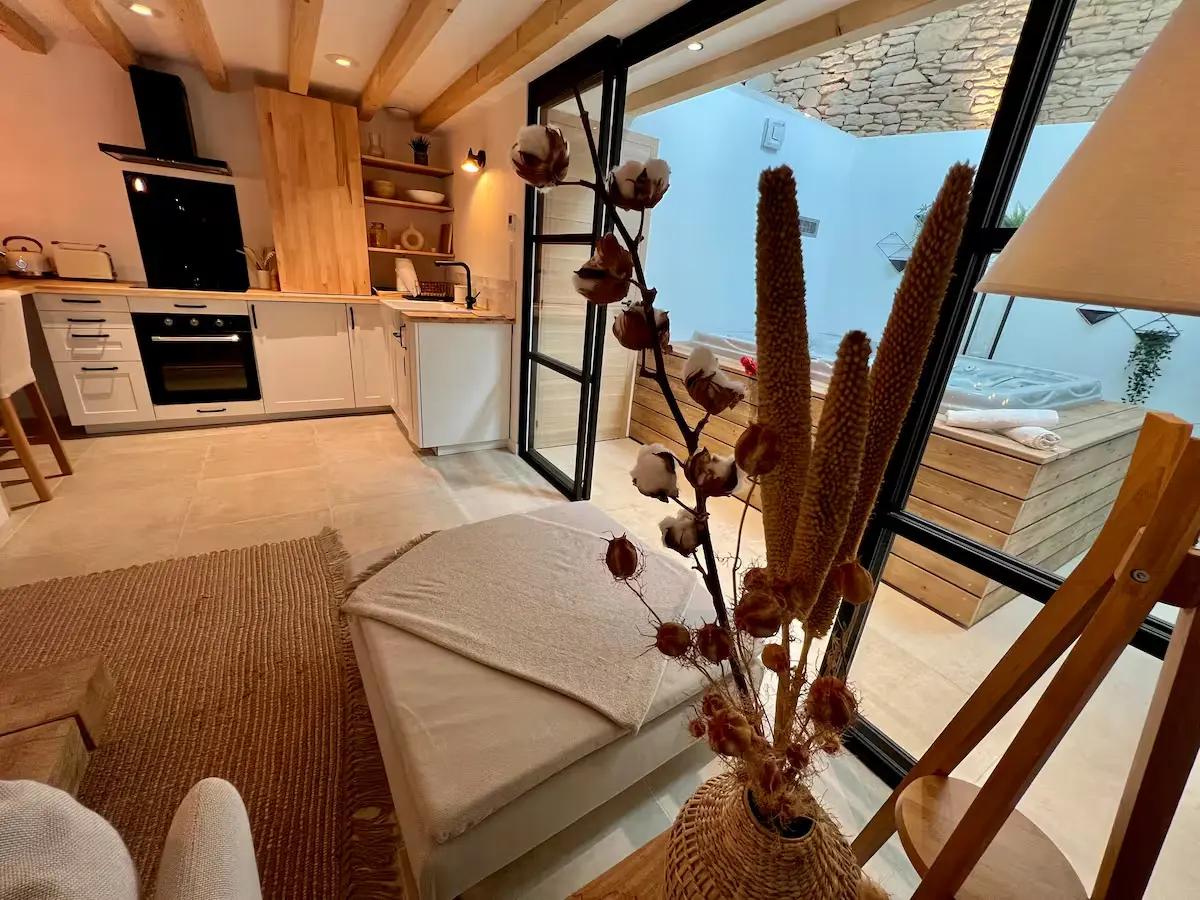 Salon Cuisine Jacuzzi - Le Nid KalyÔpée - Kastell Ô fil de l’eau