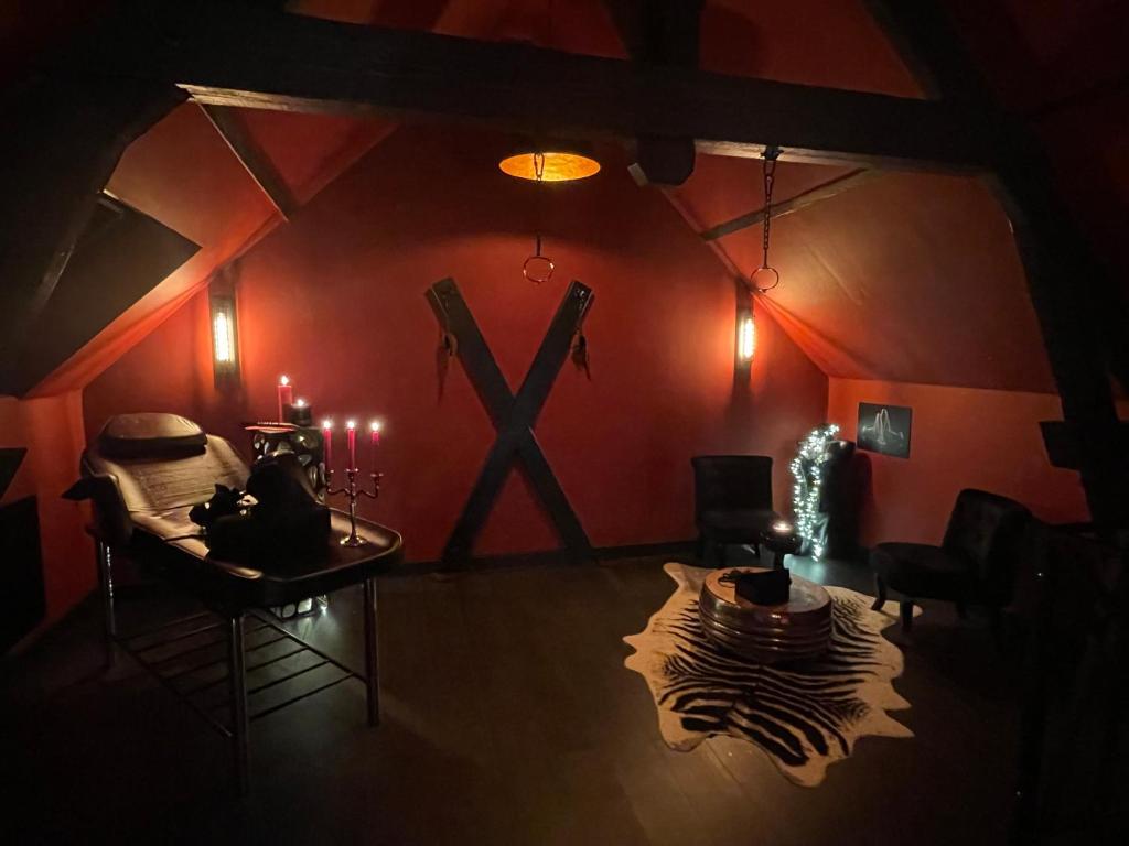 Espace Coquin - Croix de Saint André - Chambre Rouge BDSM - L'Impertinente 