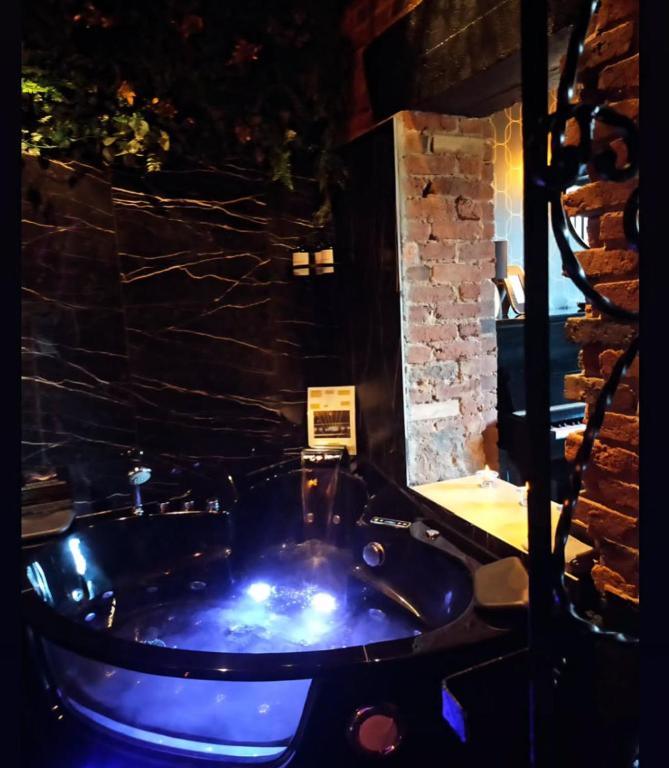 Baignoire Balnéo d'angle - La Blackroom de l'Artois