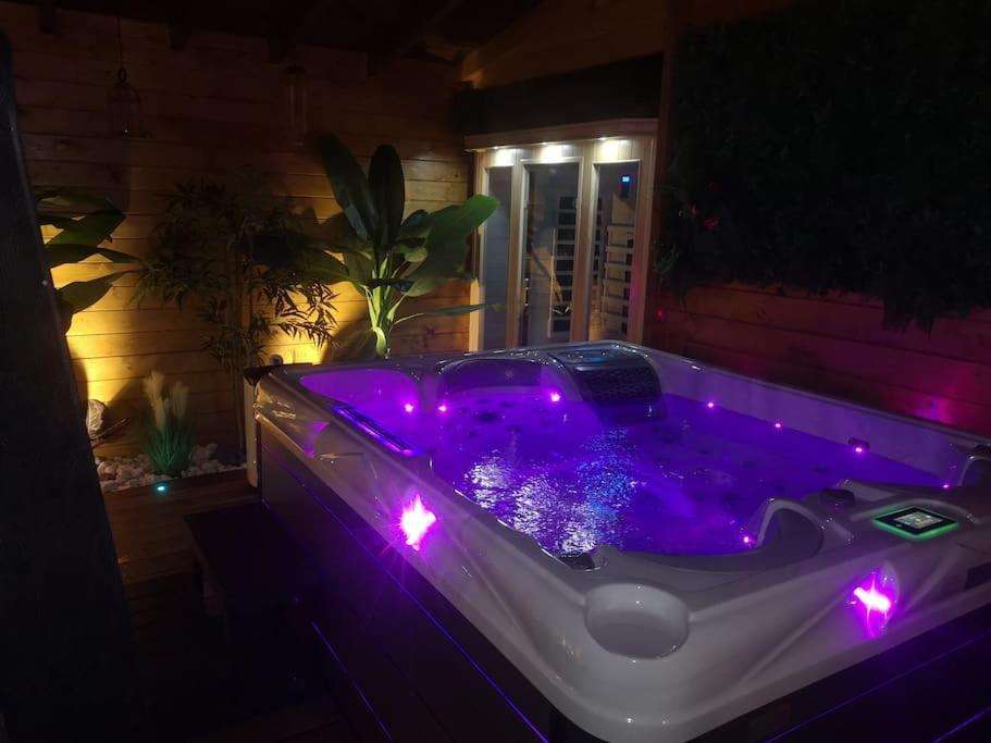 Jacuzzi & Sauna - Tropical Spa
