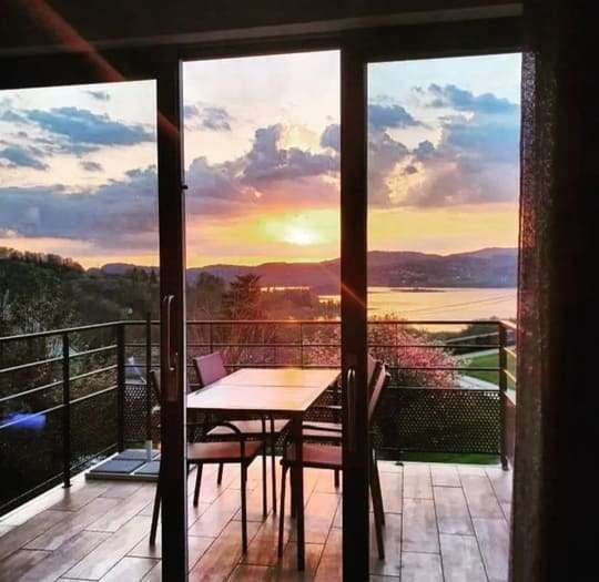 Vue sur la terrasse et le lac d'Aiguebelette