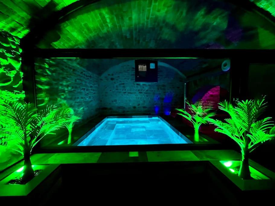 Piscine Intérieure Jeu de Lumière - Le Secret de Valence