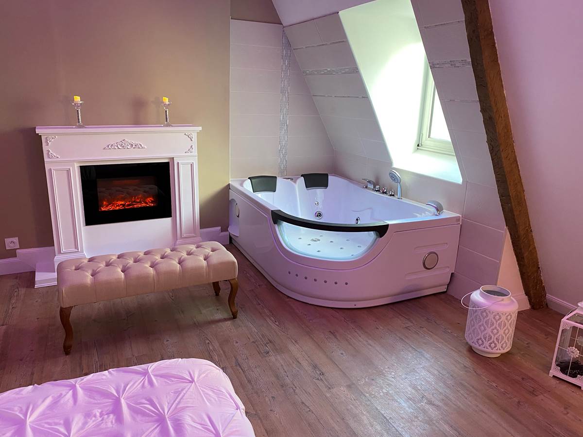 Cheminée et Baignoire Balnéo - Suite Sweet Love - Résidence du Pélican