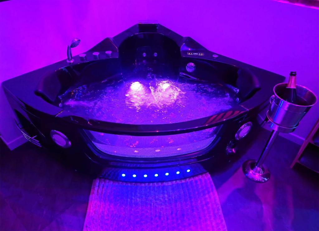 Baignoire Balnéo - TIJUGO - Love room à Clermont-Ferrand