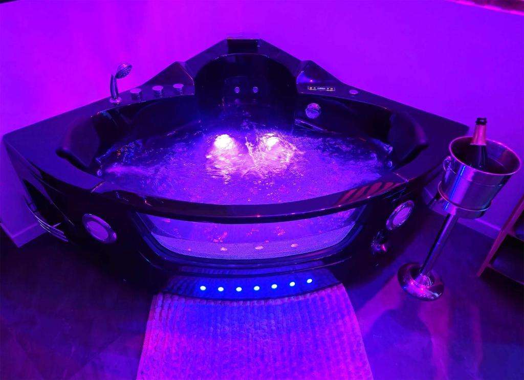 Baignoire Balnéo - TIJUGO - Love room à Clermont-Ferrand