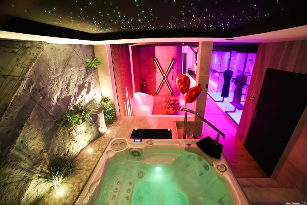 Les Secrets Rooms Bonneval à Bonneval avec jacuzzi privatif - Chambre romantique pour couple