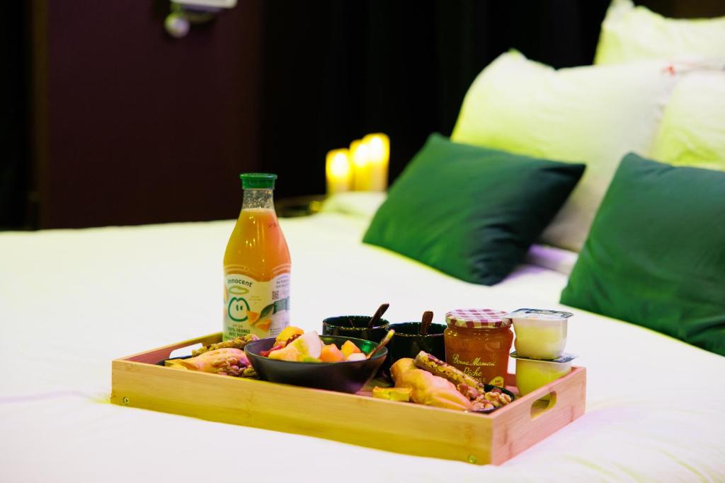 Petit Déjeuner - Suite Aphrodisia - ambiance interdite - Just For Us