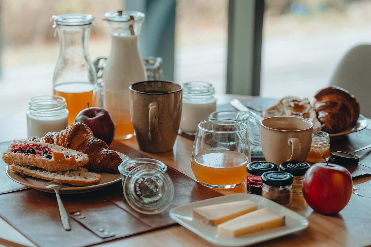 Petit Déjeuner - Lodge Spa Privatif & Pergola bioclimatique - Ecrin d'Auvergne