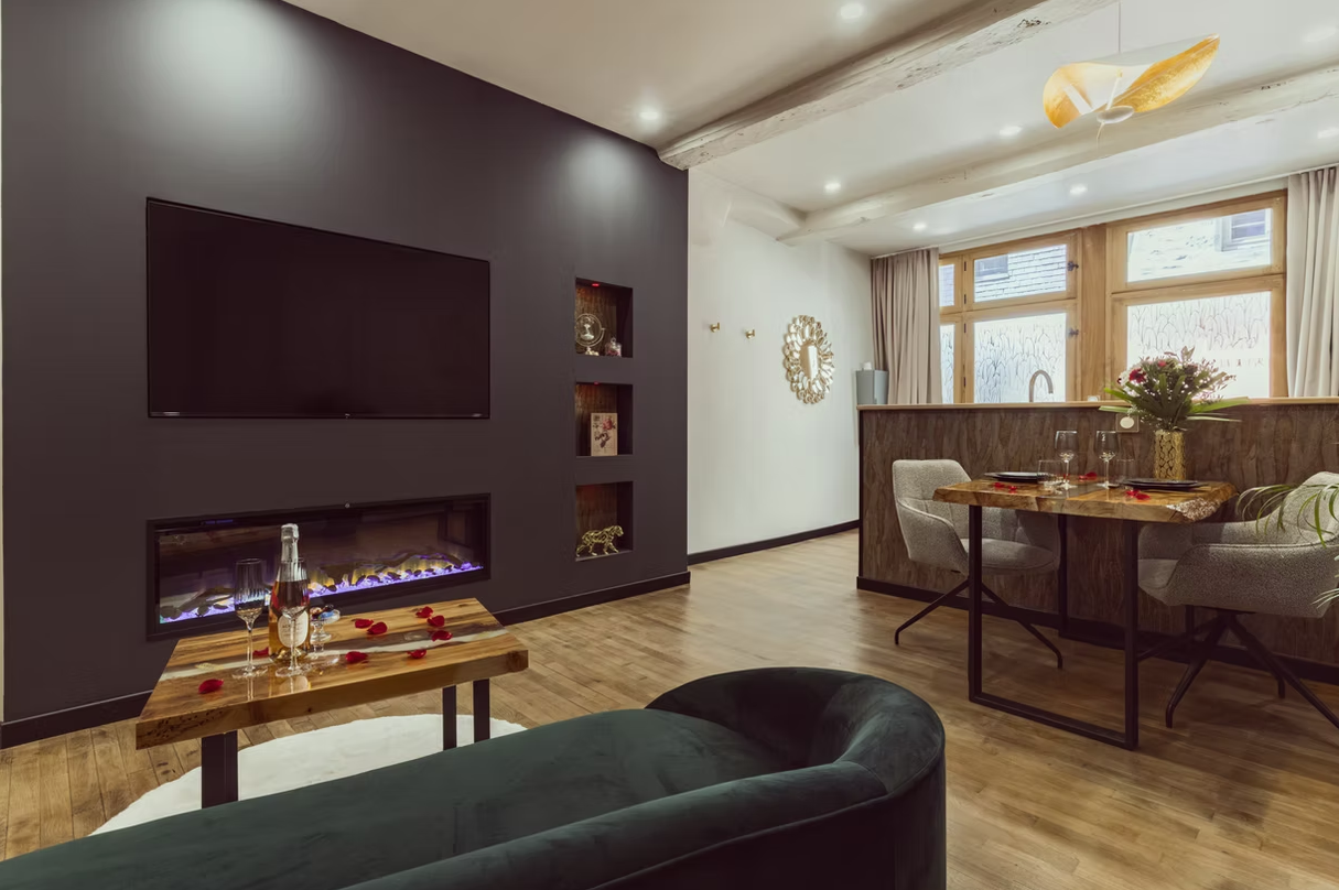 Salon, coin repas & Cheminée - Le Love Castel