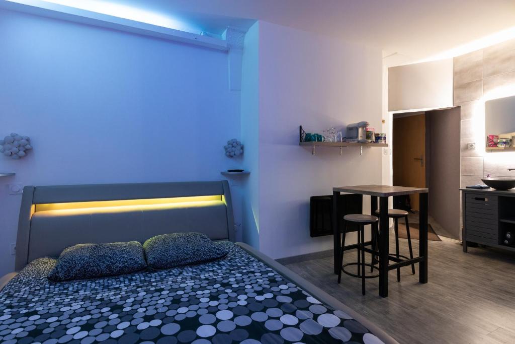 Lit & Coin repas - Appartement Cocooning Spa - Spa Privatif Dijon