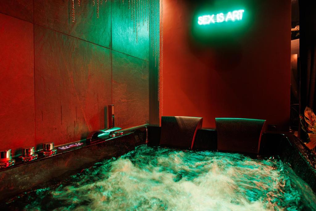 Jaccuzzi - Suite Aphrodisia - ambiance interdite - Just For Us