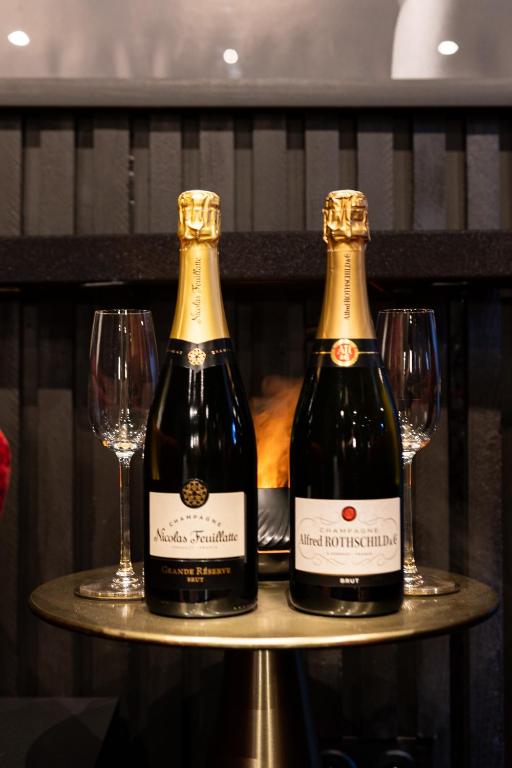 Champagne - Black Room