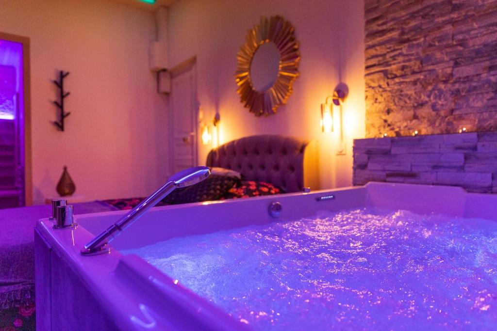 Baignoire Balnéo - Appartement Spa Edelweiss - Spa Privatif Dijon