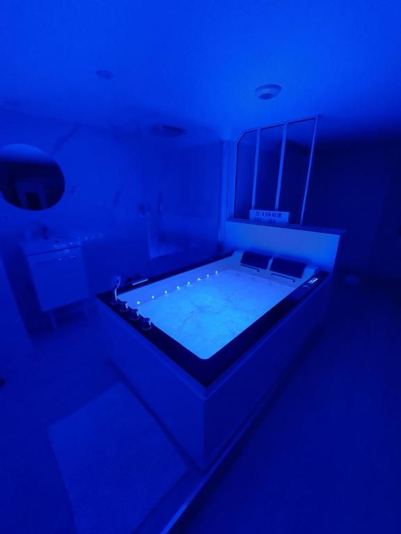 Salle de Bain avec Balnéo - Love Room White - Les Délices Rooms