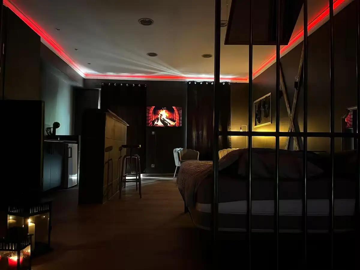 Chambre vu sur bar - Suite 50 Nuances - L'Everest Rooms
