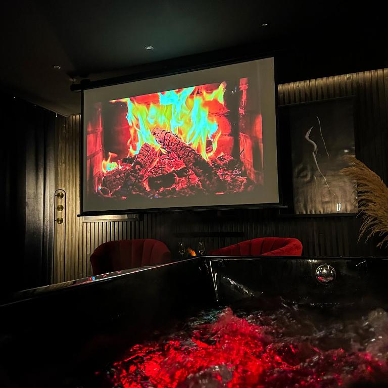 Baignoire Balnéo & Vidéoprojecteur - Black Room