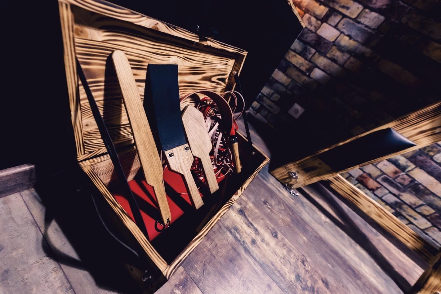 Malle d'accessoires coquins - L'Écrin du Désir - Les Gîtes de Justine