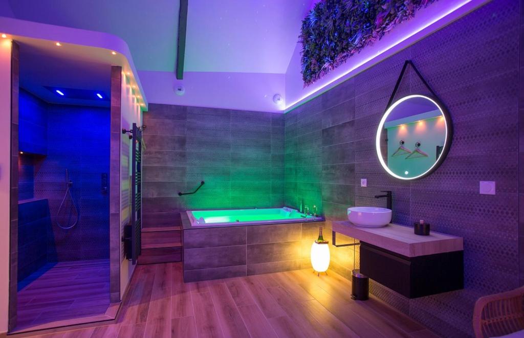 Jacuzzi & Douche Tropicale sensorielle XXL - Harmonie Gîte & Spa