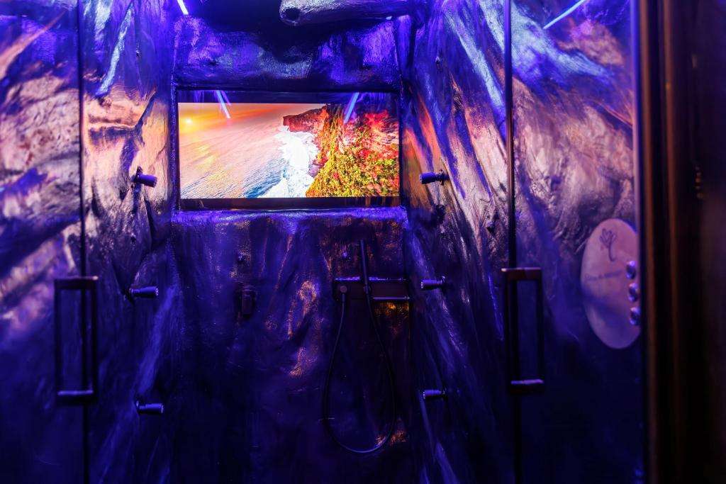Douche Tropicale Sensorielle Immersive - Suite Amazone - Cupidon Love Room