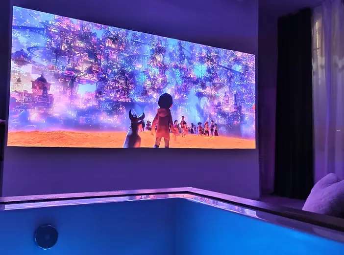 Ecran Géant 4K - Suite Wood - Les Suites B Spa