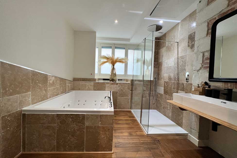 Baignoire Balnéo & Salle d'eau - Suite Gatsby - Les Petits Plaisirs Angers