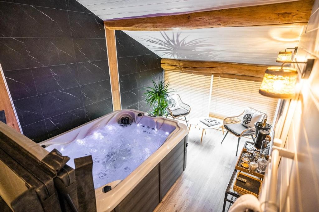Les Charmes du Lac à Beaumont Saint-Cyr avec jacuzzi privatif - Chambre romantique pour couple