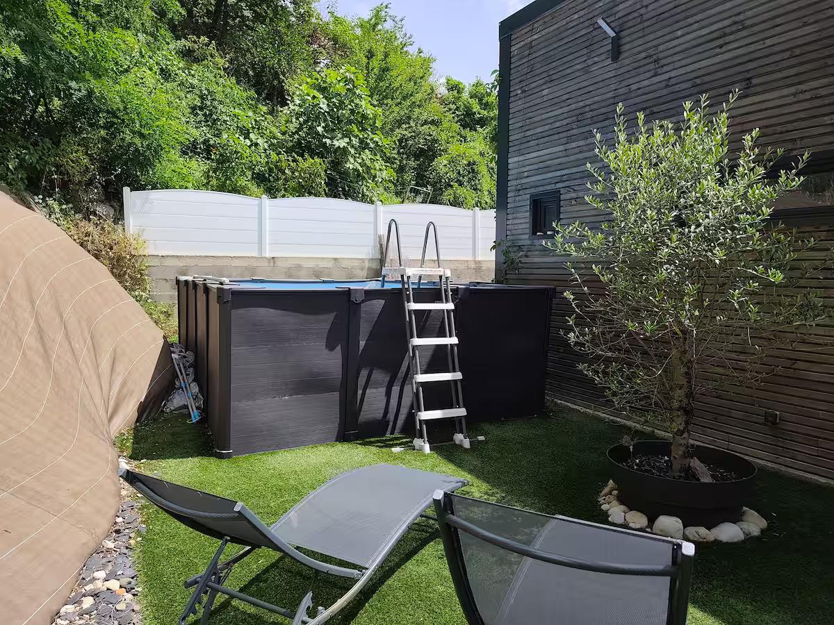 Piscine Extérieure - Love Room Valence - Maloveroom