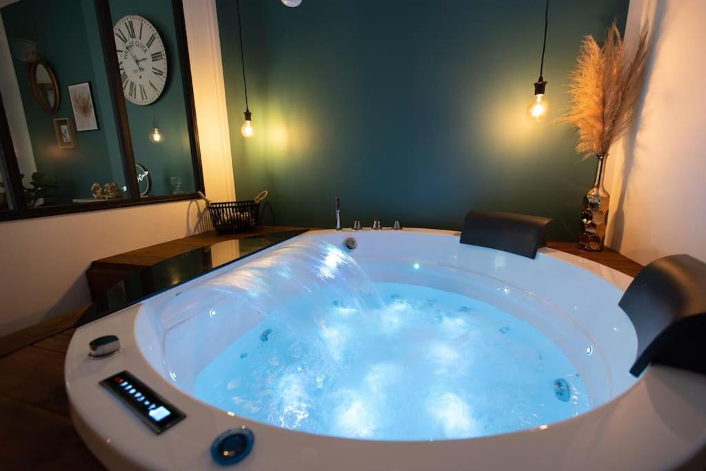 Baignoire Balnéo - L'Expérience Bien-être - Love Appart 21