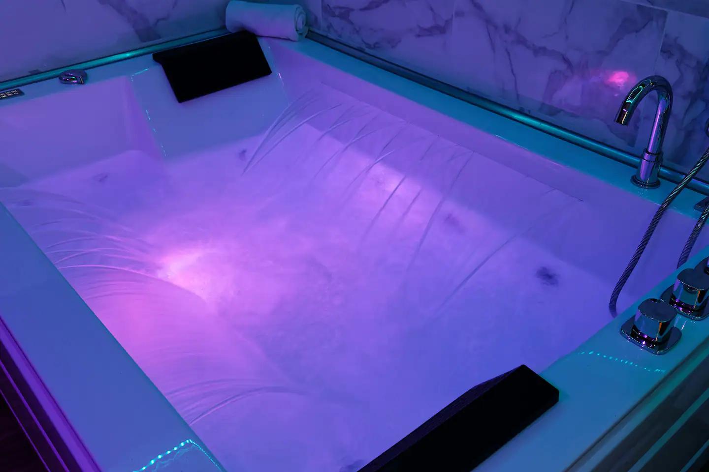 Baignoire Balnéo - Suite Tropical - Romance SPA Le Havre